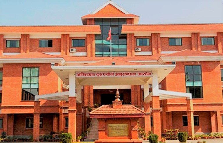 गाउँपालिका अध्यक्ष राउतको गाडीबाट ८ लाख बरामद