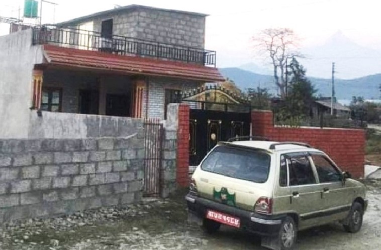 पोखरामा घरमा पार्किङ गरि राखेको निजी कार चोरी