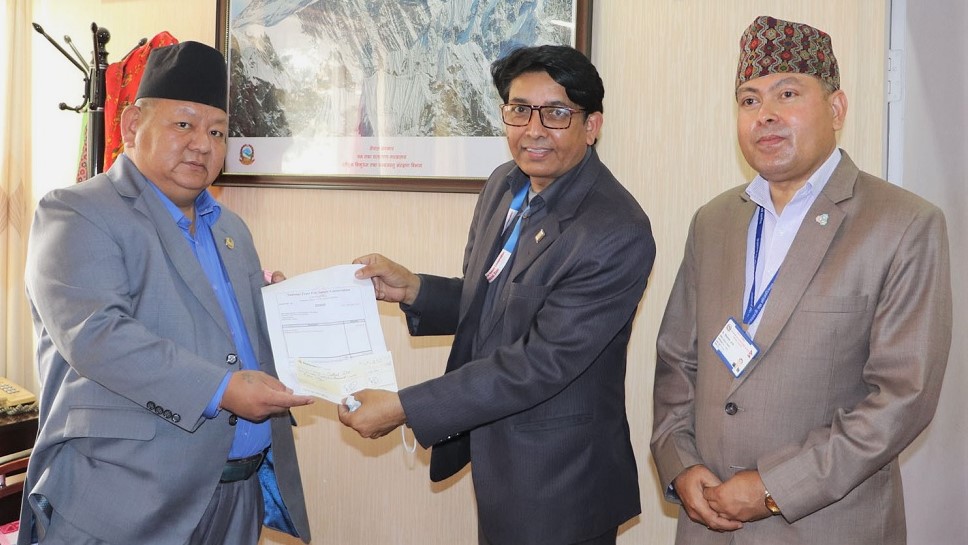 हात्तीको आहाराका लागि वनमन्त्रीद्वारा एक लाख २५ हजार प्रदान