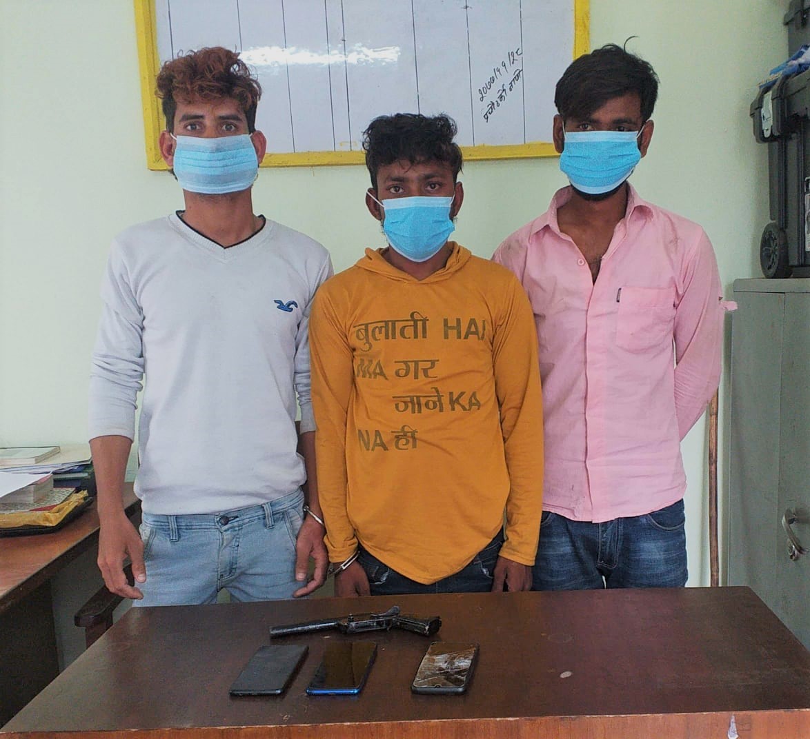 रुपन्देहीबाट पेस्तोलसहित ३ जना पक्राउ