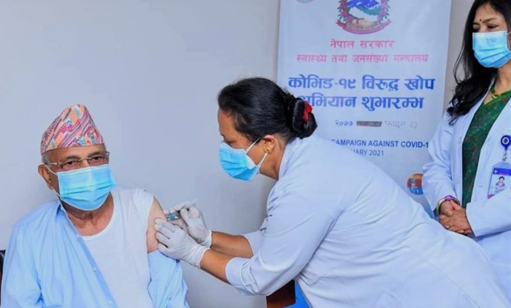 प्रधानमन्त्री ओलीले कोरोनाविरुद्धको खोप लगाएर सुरु गरे दोस्रो चरणको अभियान