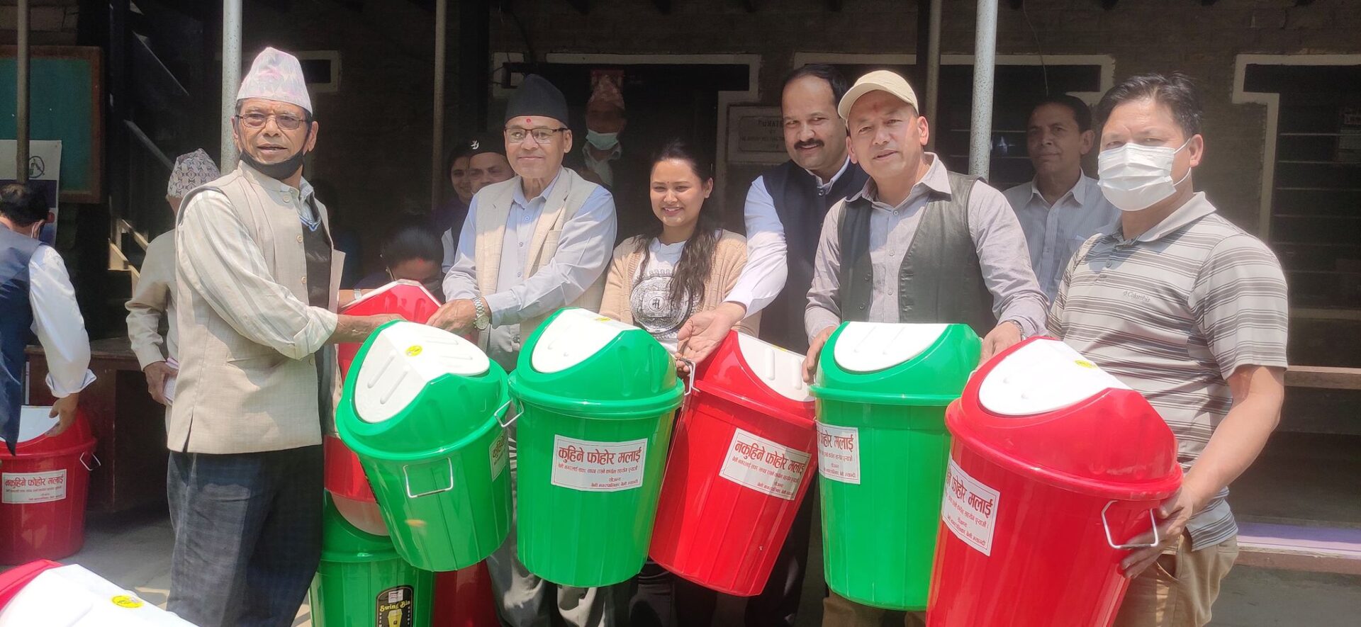 नगरपालिकाद्धारा घरधनीलाई डस्टबिन वितरण