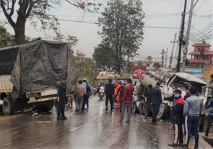 भक्तपुरमा चार वटा गाडी आपसमा ठोक्किदाँ तीन जना घाइते