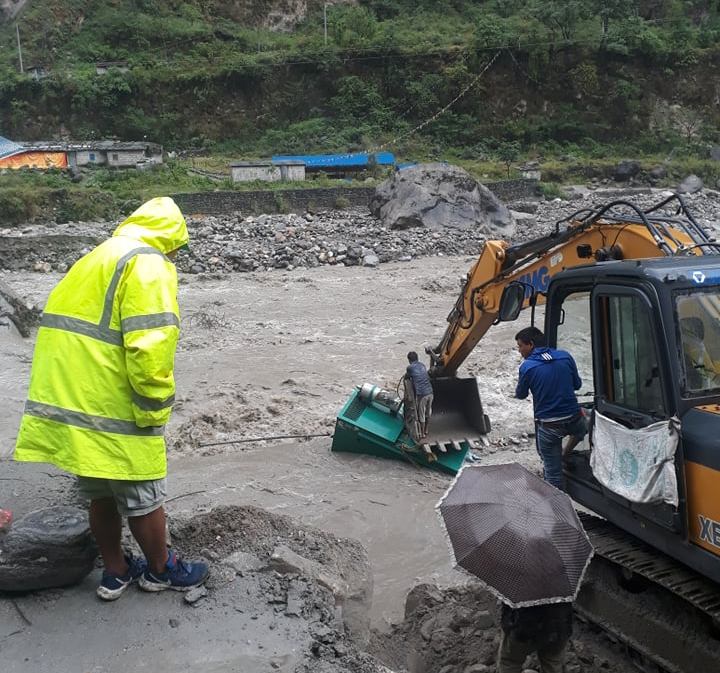 कालिगण्डकी नदीमा पानीको बहाव बढ्यो ,ठेकेदारको लापबाहीले भुरुङ तातोपानी जोखिममा