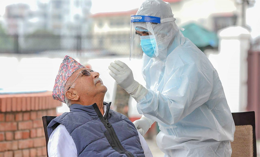 कोरोना परीक्षणका लागि प्रधानमन्त्री ओलीको स्वाब संकलन