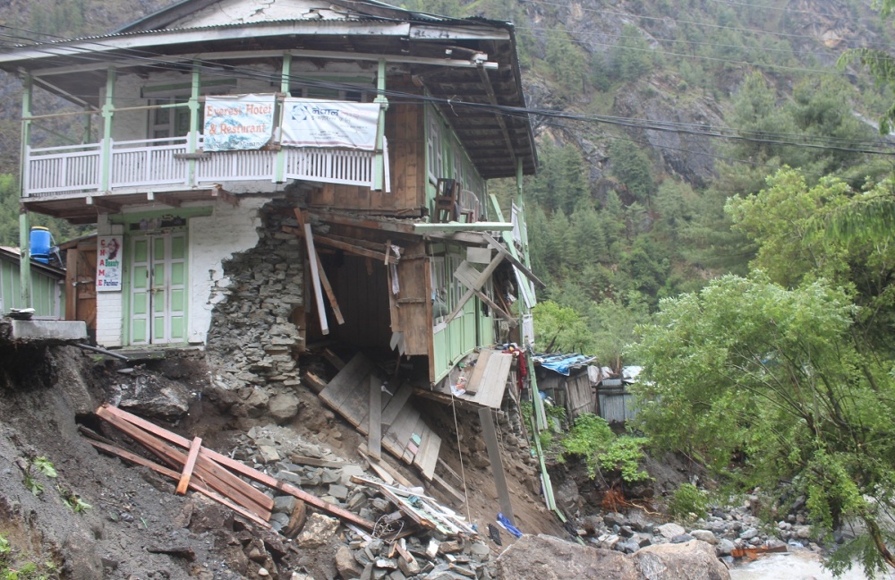 मनाङमा बाढीः चार घर भत्कायो, ४० घर प्रभावित