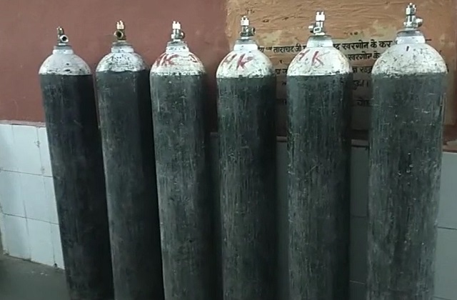 व्यवसायीले दिए ६७ थान अक्सिजन सिलिन्डर