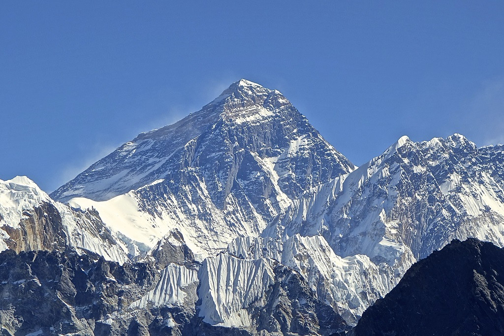 १६ वर्षीय सोनामले बाबुसँगै गरे सगरमाथाको सफल आरोहण