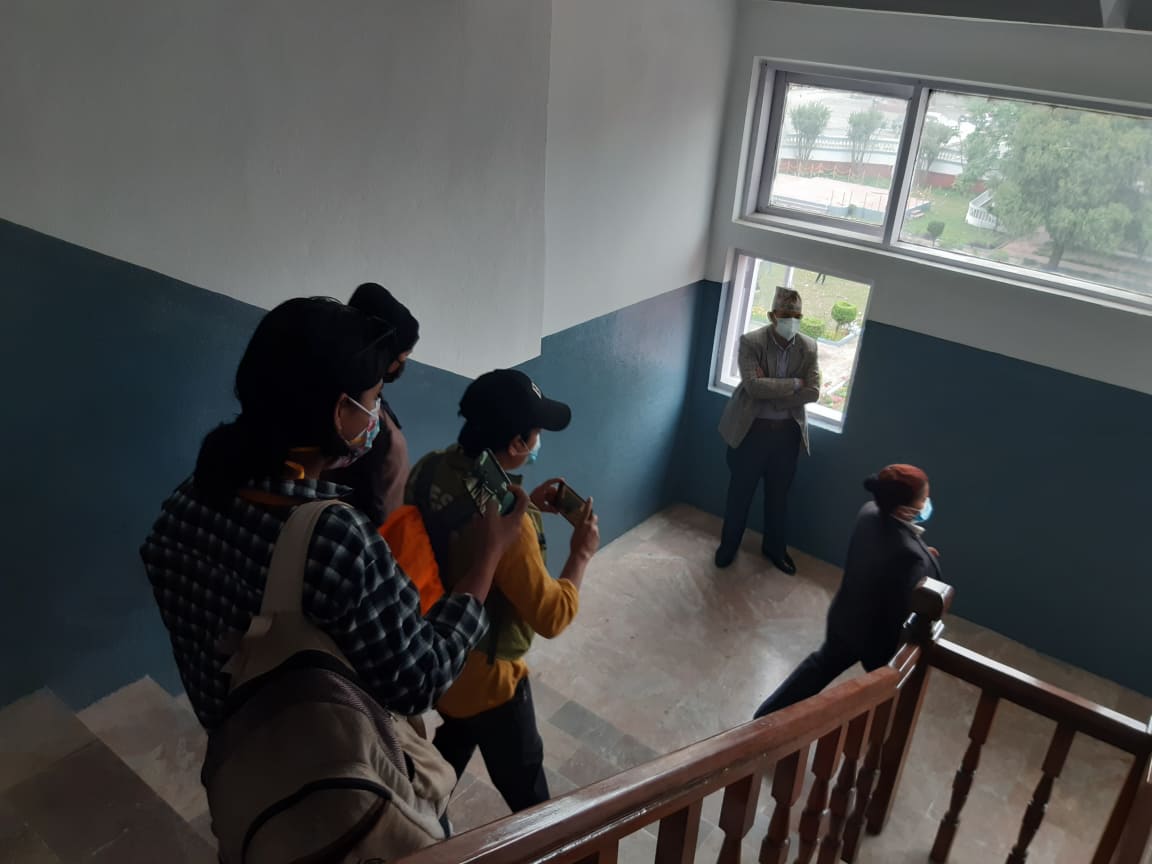 माधव पक्षका दुई सांसद बैठकबाट बाहिरिए, राजीनामाबारे असन्तुष्टि