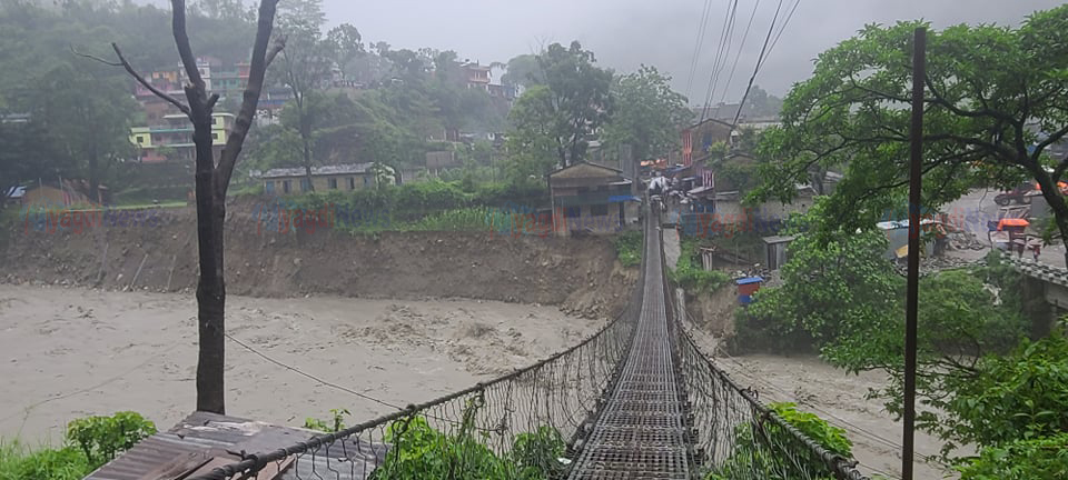 दरबाङ बजार म्याग्दी नदी कटानको चपेटामा : दरबाङ र टोलाबाङका सात घर उच्च जोखिममा, २४ जनालाई सुरक्षित स्थानमा सारियो