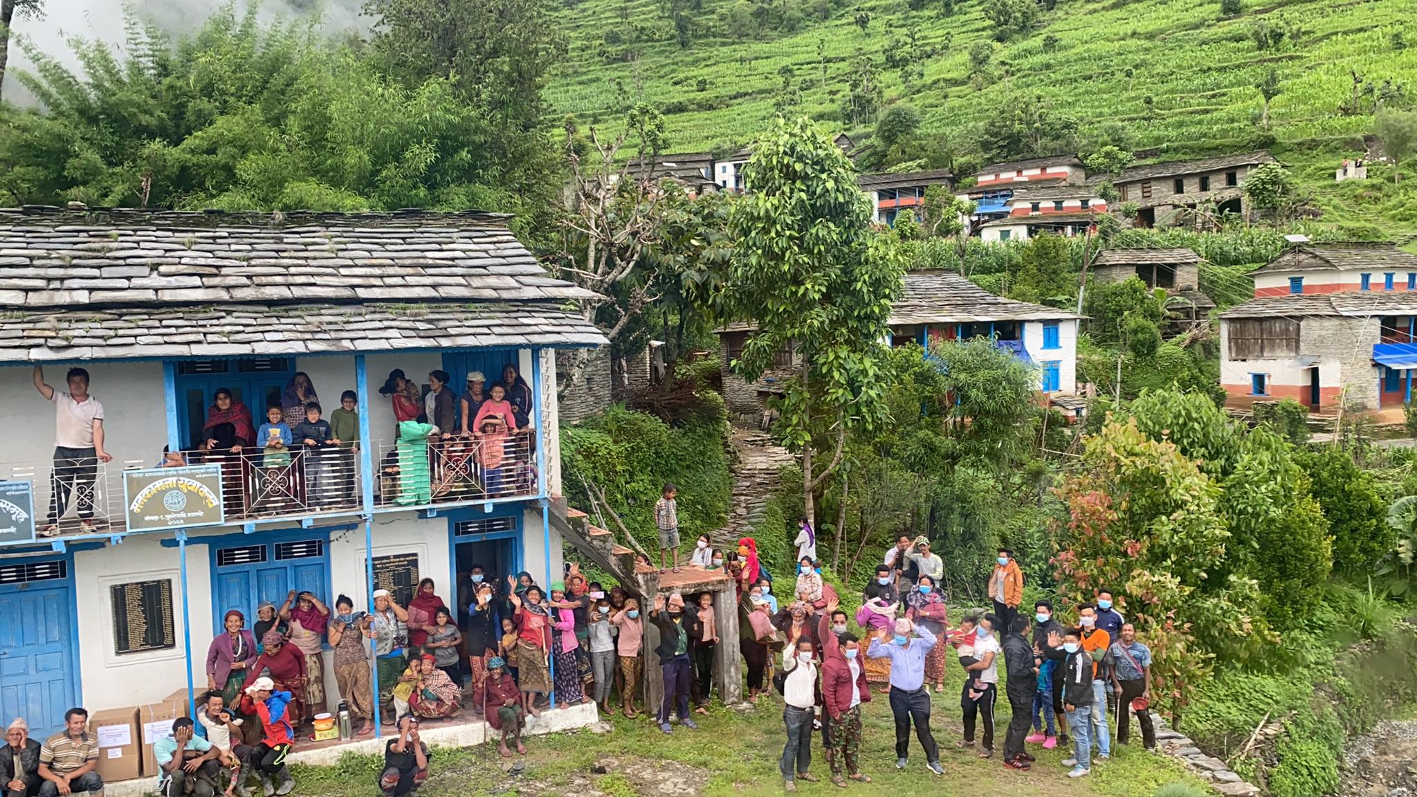 समाजसेवी रोकाको पहलमा स्वास्थ्य सामग्री सहयोग