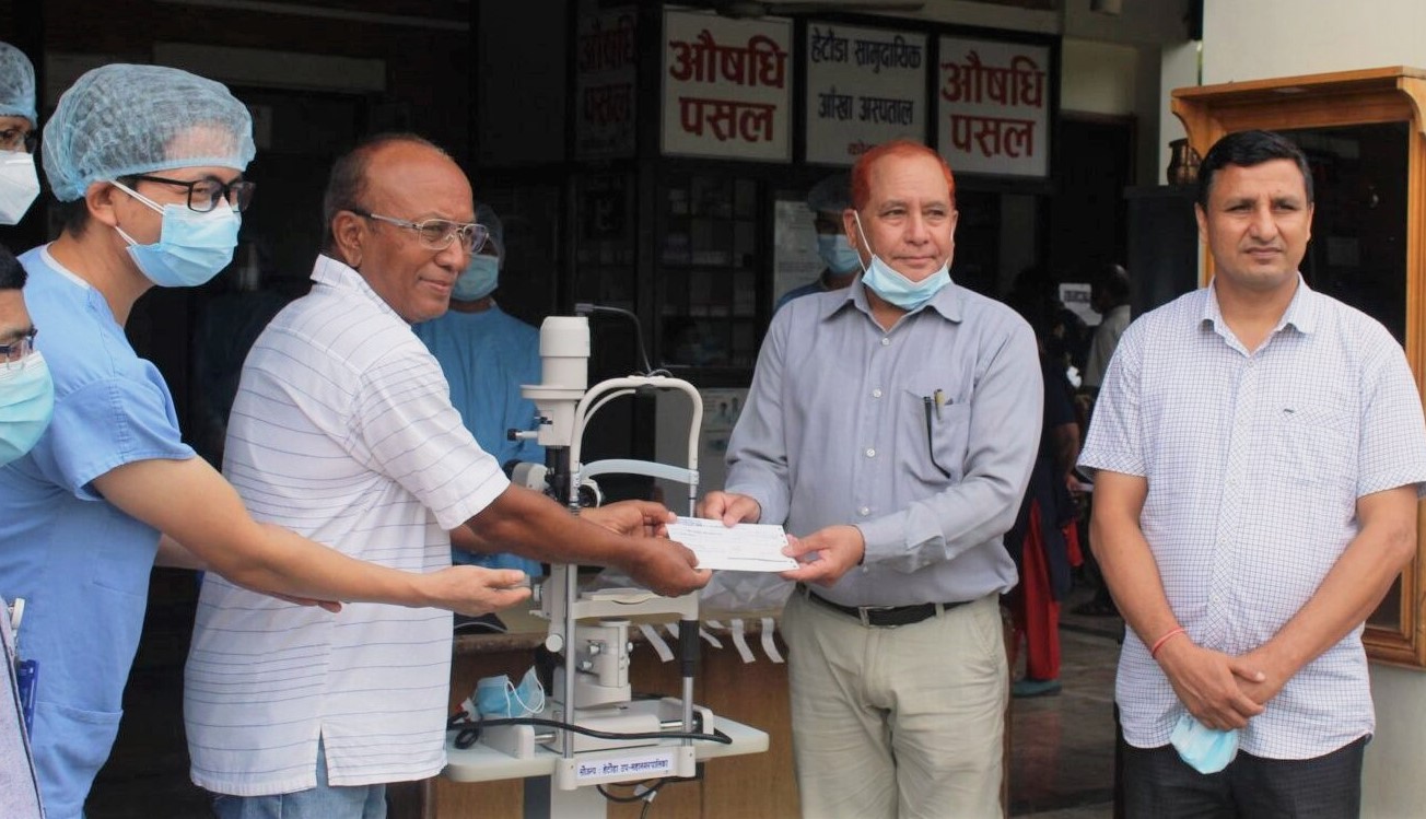 हेटौंडा उपमहानगरपालिकाद्धारा हेटौंडा सामुदायिक आँखा अस्पताललाई १० लाख सहयोग