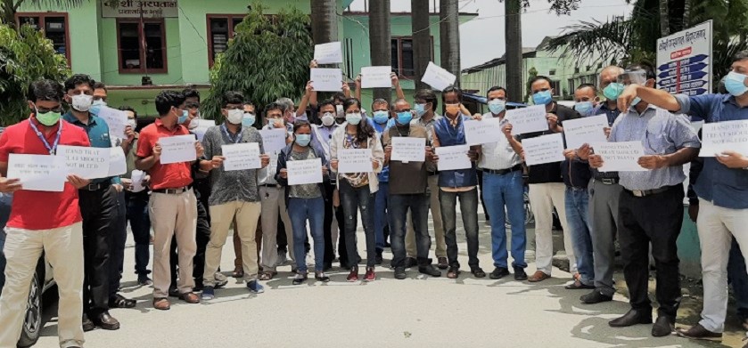 कोशी अस्पतालका स्वास्थ्यकर्मी प्रहरीबाट कुटिए, दोषीलाई कार्वाहीको माग राख्दै स्वास्थ्यकर्मी आन्दोलित