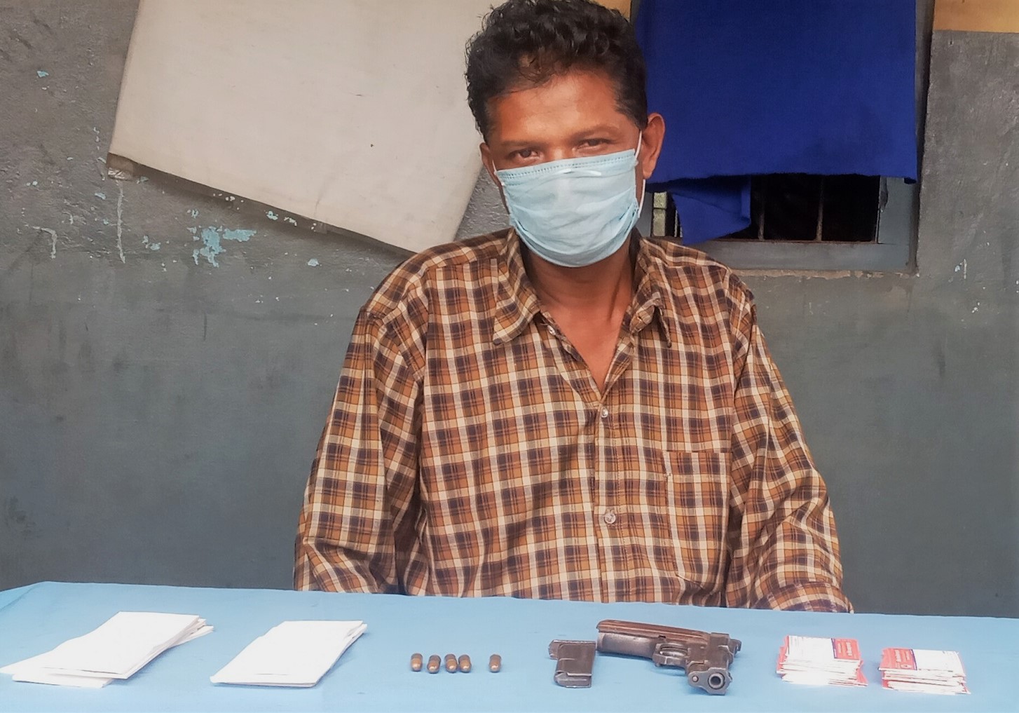 अटोमेटिक पेस्तोलसहित एक पक्राउ