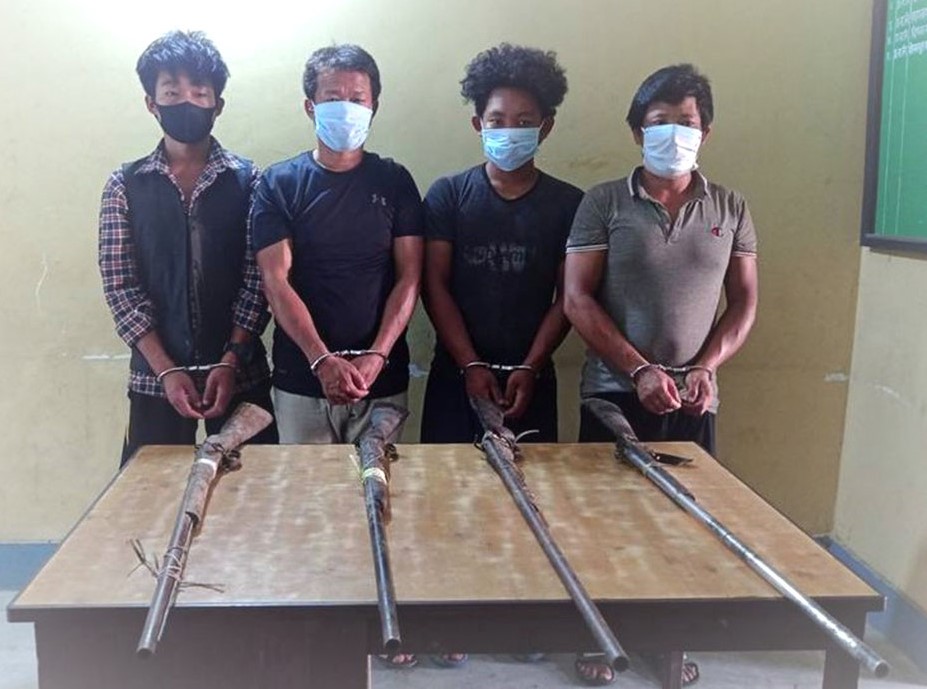 चार थान बन्दुकसहित फरार चार प्रतिवादी पक्राउ