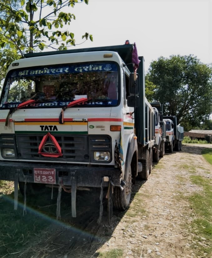 बबईबाट अवैध उत्खनन गरिएको बालुवासहित टिपर र ट्याक्टर प्रहरीको नियन्त्रणमा