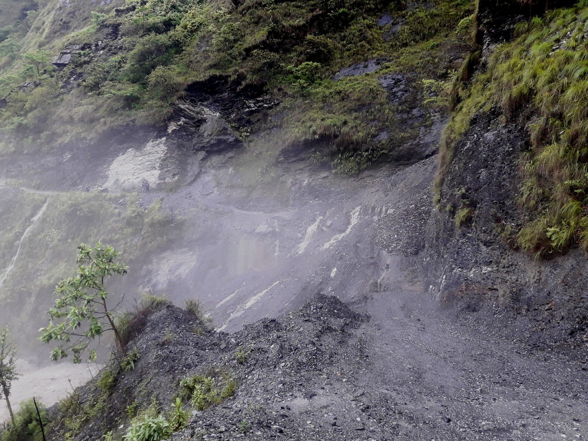 म्याग्दीका मुख्य सडक अबरुद्ध ,नदी किनारका बस्तीमा उच्च सतर्कता अपनाउन आग्रह