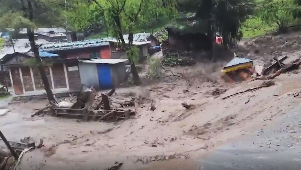 बाढीबाट मनाङको चामेमा ३ सय परिवार विस्थापित