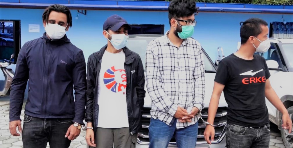 चोरीका गाडीको नक्कली ‘ब्लु बुक’ बनाएर बेच्ने चार पक्राउ