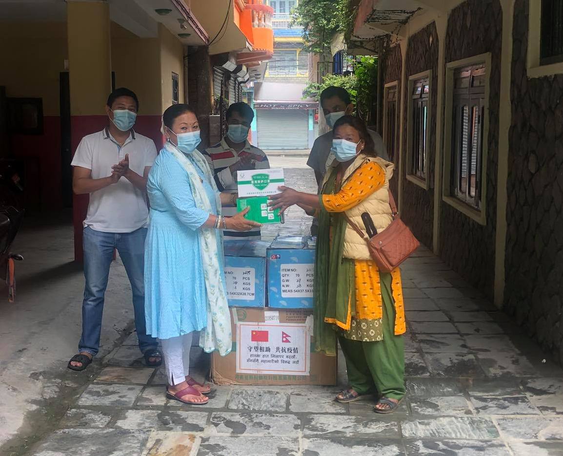 कांग्रेसद्धारा अक्सिजन कन्सन्ट्रेटर सहित स्वास्थ्य सामग्री सहयोग