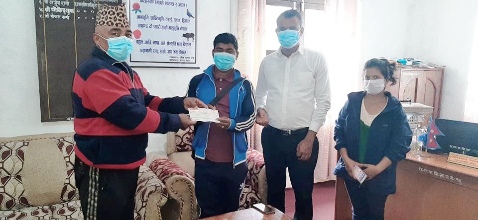 धारापानीका थापा परिवारद्धारा गाउँपालिकालाई आर्थिक सहयोग
