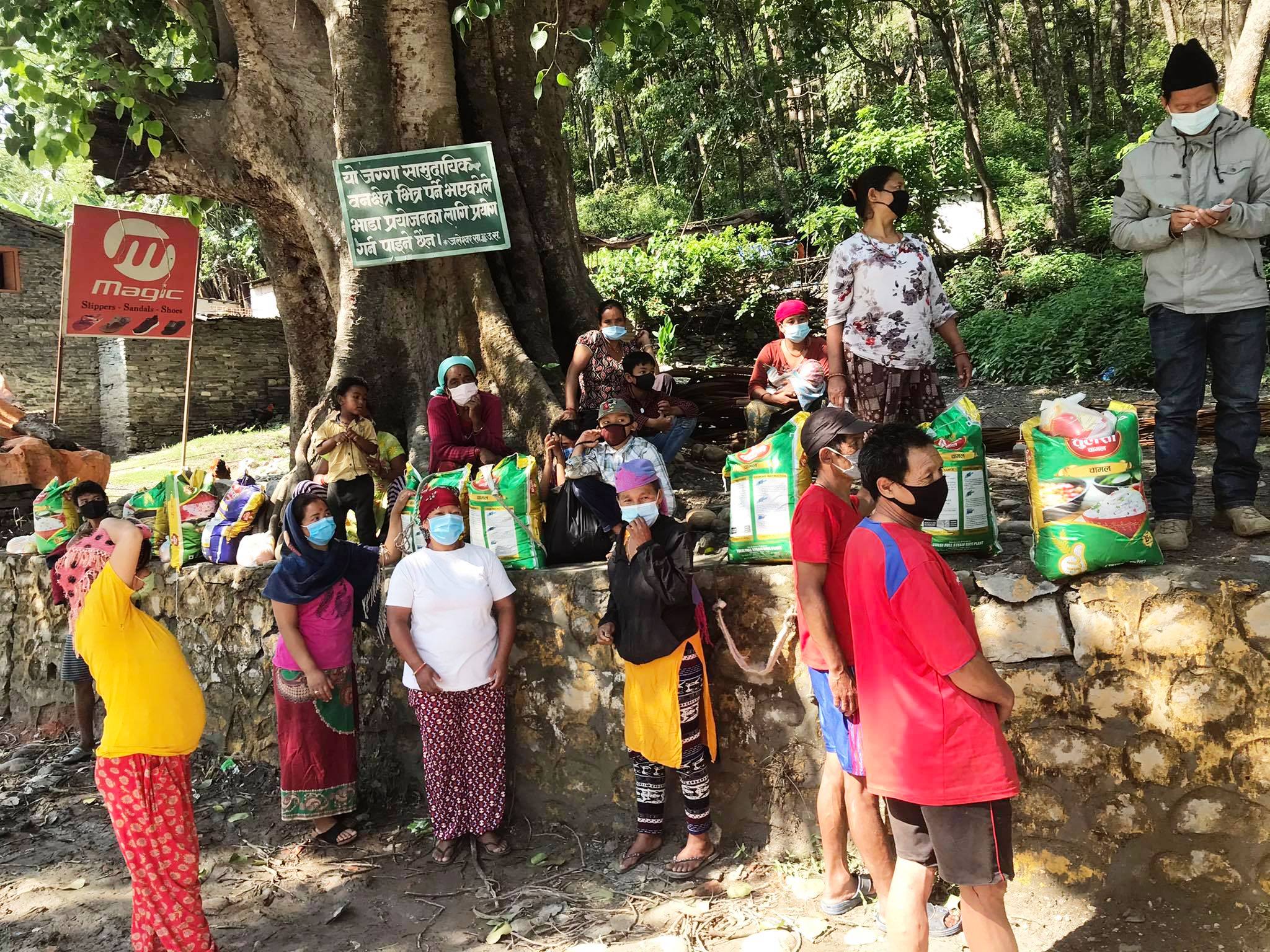 मिग फाउन्डेसनद्धारा म्याग्दीका विपन्न तथा मजदुरलाई खाद्यान्न वितरण