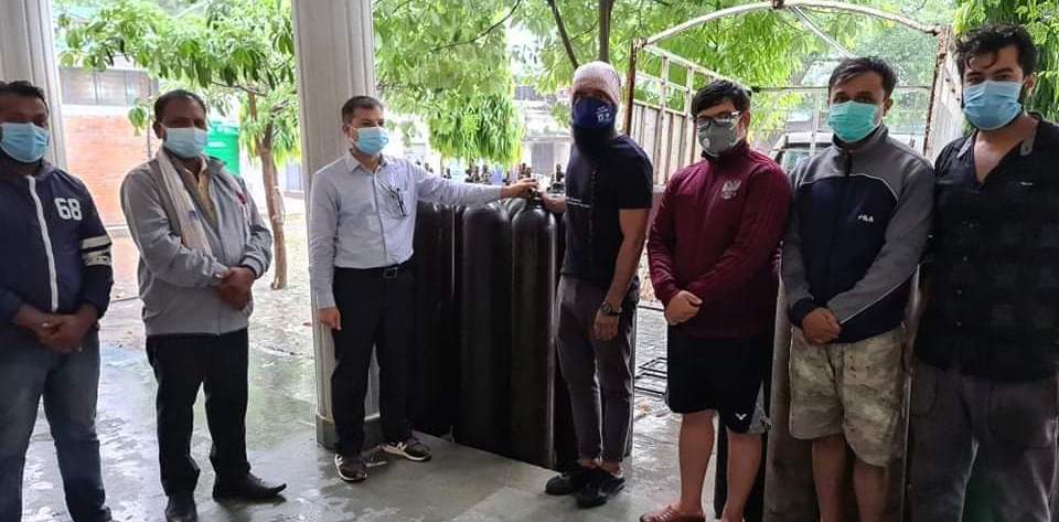 अभिनेता अग्रहरिद्धारा अस्पताललाई ३० थान अक्सिजन सहयोग