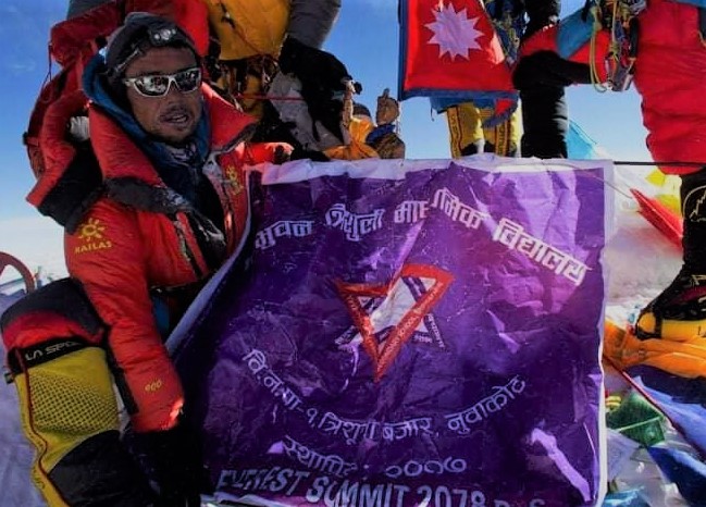 विद्यालयको झण्डा बोकेर पाण्डेद्वारा दोस्रो पटक सगरमाथाको सफल आरोहण