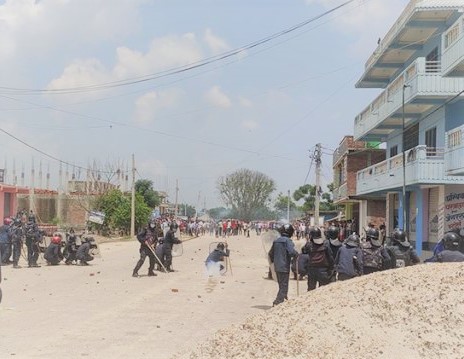 मौलापुरको नगरसभामा झडप ,प्रहरीद्वारा अश्रुग्यास प्रहार