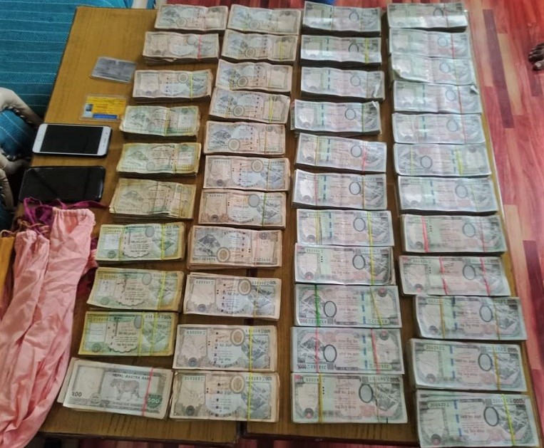 स्रोत नखुलेको ३० लाख ७६ हजार रुपैयाँसहित दुईजना भारतीय नागरिक पक्राउ
