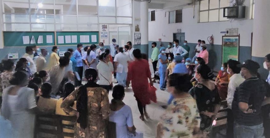 चार महिनादेखि तलब नपाएको भन्दै नेपालगञ्ज मेडिकल कलेजका कर्मचारीहरु आन्दोलित