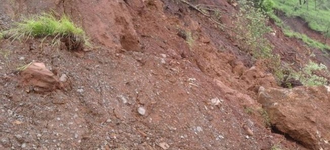 पासाङ ल्हामु मार्गको विभिन्न स्थानमा पहिरोका कारण सडक अवरुद्ध