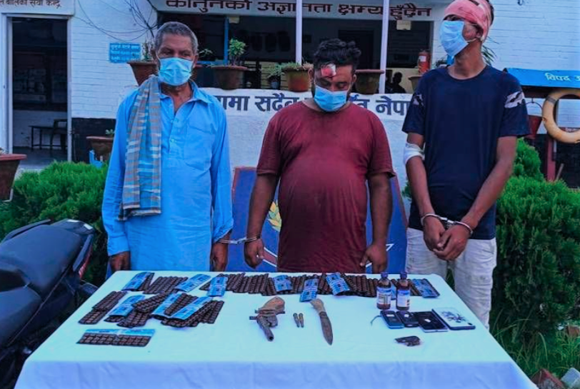 पेस्तोल र लागुऔषधसहित ३ जना पक्राउ