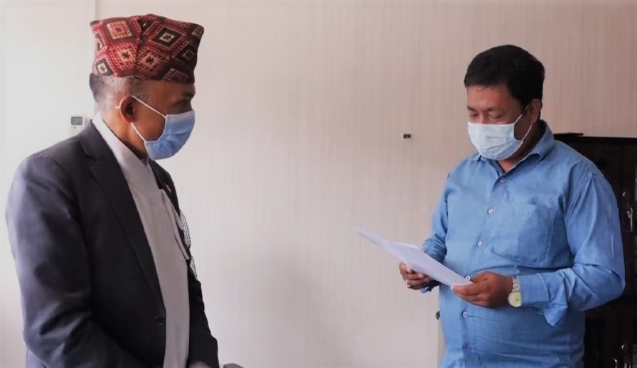 सार्वजनिक यातायात सञ्चालन गर्न माग राख्दै व्यवसायीले बुझायो ज्ञापनपत्र