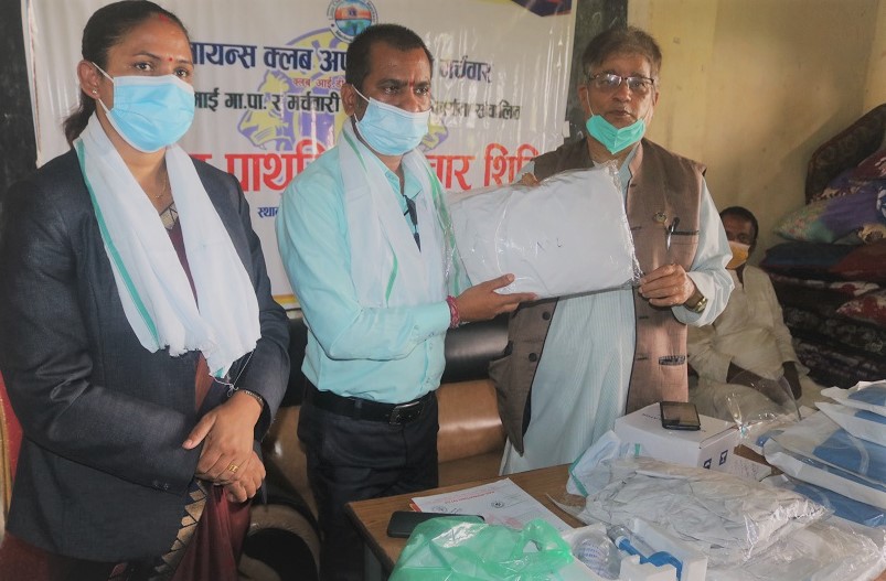 पूर्वमन्त्री शुक्लद्वारा आइसोलेशन सेन्टरलाई स्वास्थ्य सामग्री प्रदान