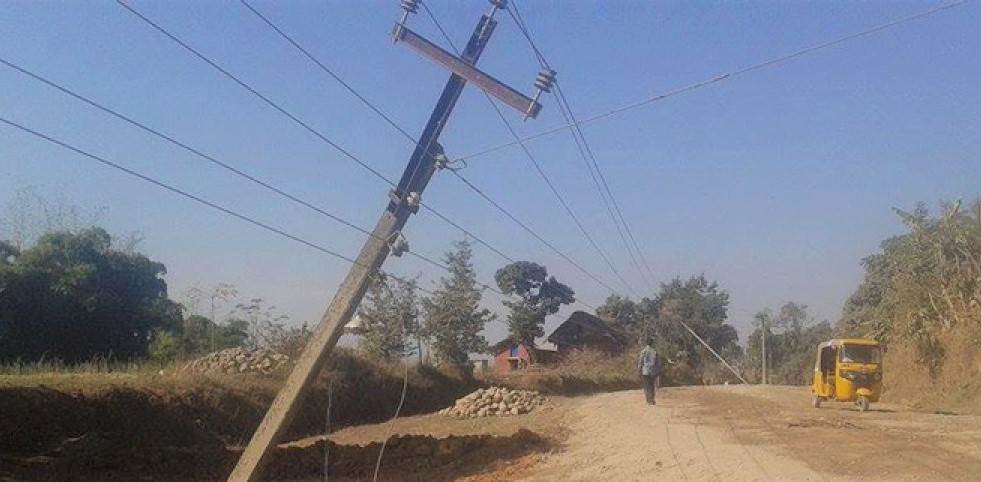 ढल्ने अवस्थाका विद्युत् पोलका कारण आगलागीको जोखिम