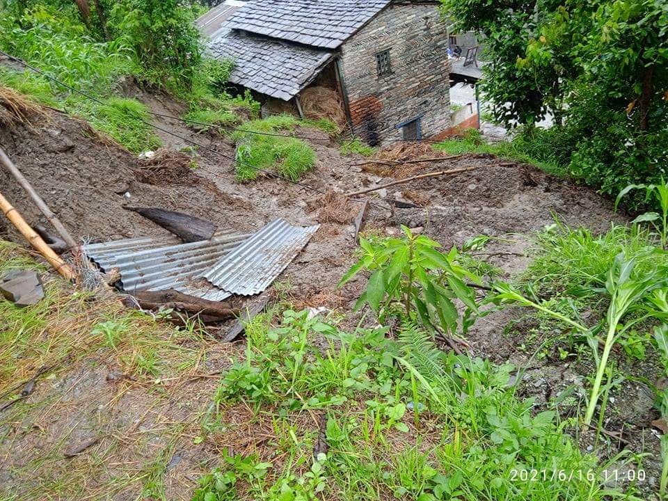 पहिरोले राक्सेमा ८ घर विस्थापित (तस्विर सहित )