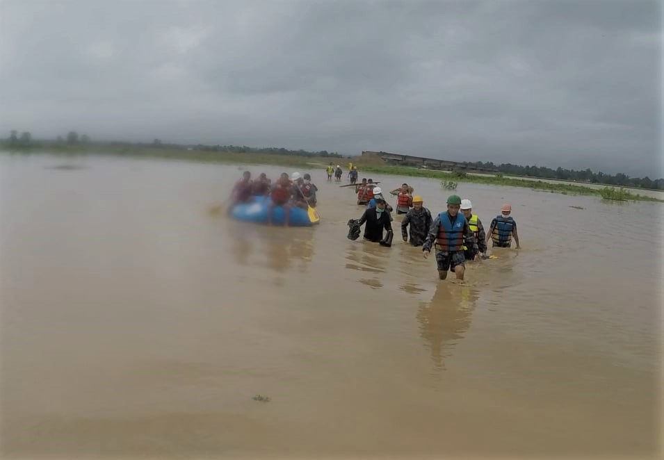 सशस्त्र प्रहरीद्वारा १९ घण्टादेखि राप्ती नदी टापुमा फसेका ४ व्यक्तिको उद्धार