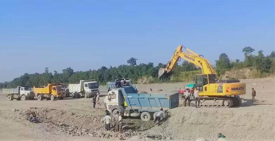 स्थानीयले नदीमै पुगेर धर्ना बसेपछि राप्ती नदीमा एक्जाभेटरले उत्खनन् गर्न रोक
