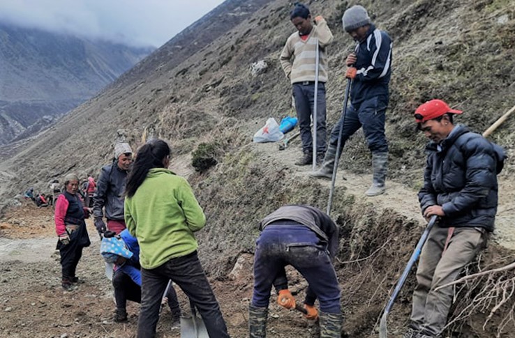 तिब्बत जोड्ने सडक निर्माणमा जुटे उत्तरी गोरखाका बासिन्दा