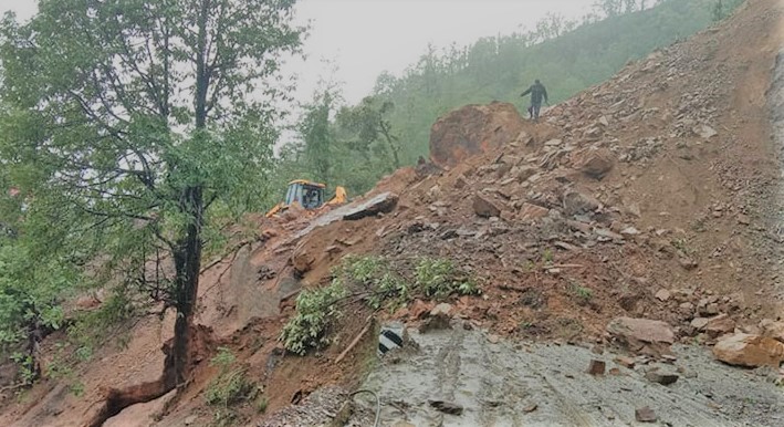 पहिरोका कारण भीमदत्त पन्त राजमार्ग अवरुद्ध