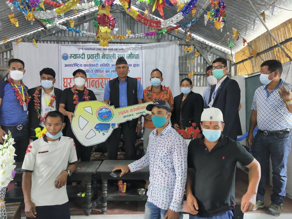 रघुगंगा गाउँपालिकाका बाढी–पहिरो पीडितलाई घर हस्तान्तरण (तस्विर सहित)