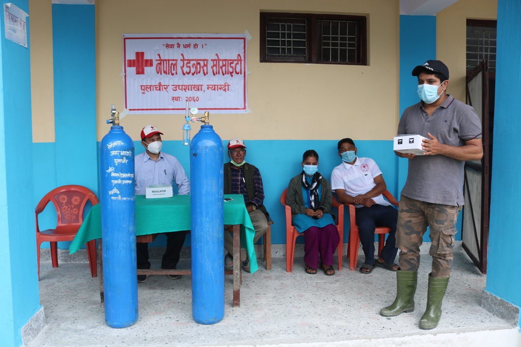 अमर भण्डारीद्वारा रेडक्रस मार्फत पुलाचौर स्वास्थ्य चौकीलाई अक्सिजन सिलिण्डर सहयोग (तस्विर सहित)