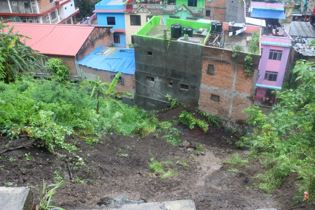 पहिरोले घतानचोक जोखिममा (तस्बिर/भिडिओ सहित)