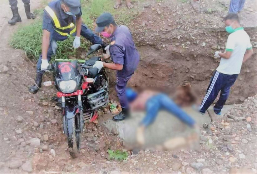 ह्युमपाइप राख्न खनेको खाल्डोमा परेर मोटरसाइकल चालकको मृत्यु