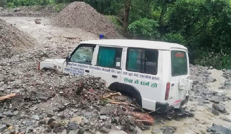कास्कीमा एम्बुलेन्समाथि पहिरो खस्यो ,बिरामी महिलाको मृत्यु