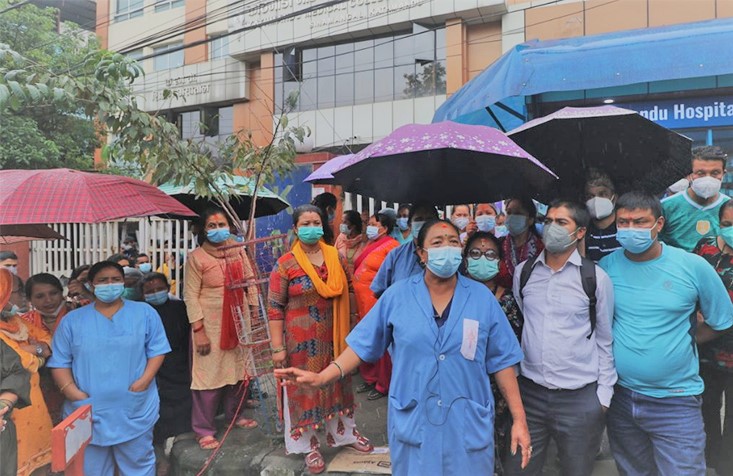 काठमाडौं मेडिकल कलेजका कर्मचारी आन्दोलनमा