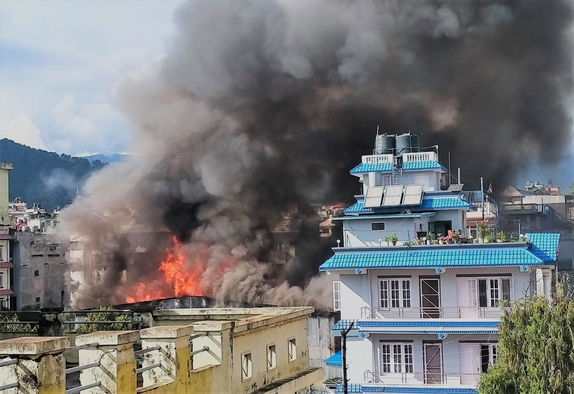 बालाजुको एक सोफा फ्याक्ट्रीमा भीषण आगलागी