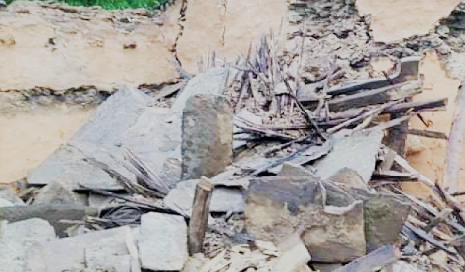 अविरल वर्षाका कारण घर भत्किँदा तीन जना घाइते