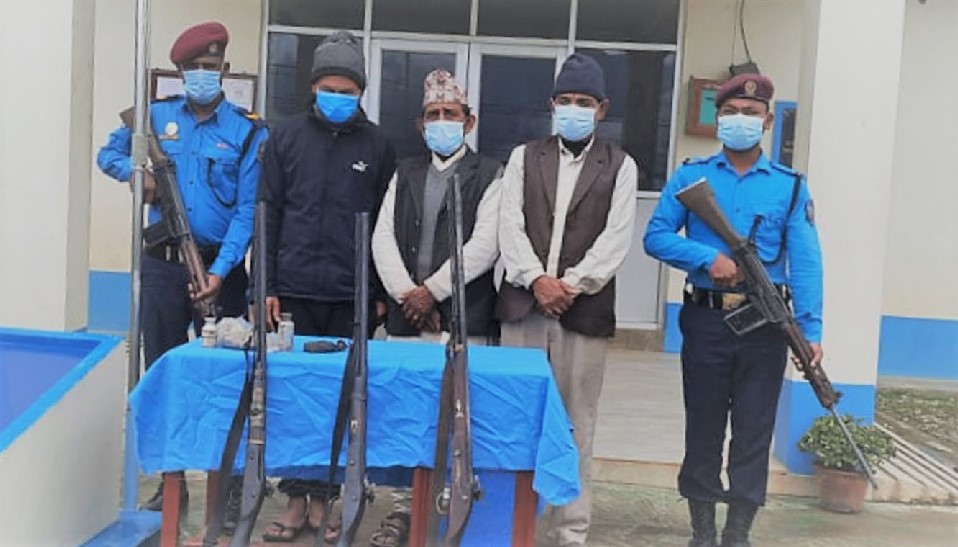 पाथेकाका वडा सदस्यसहित तीनजना पक्राउ